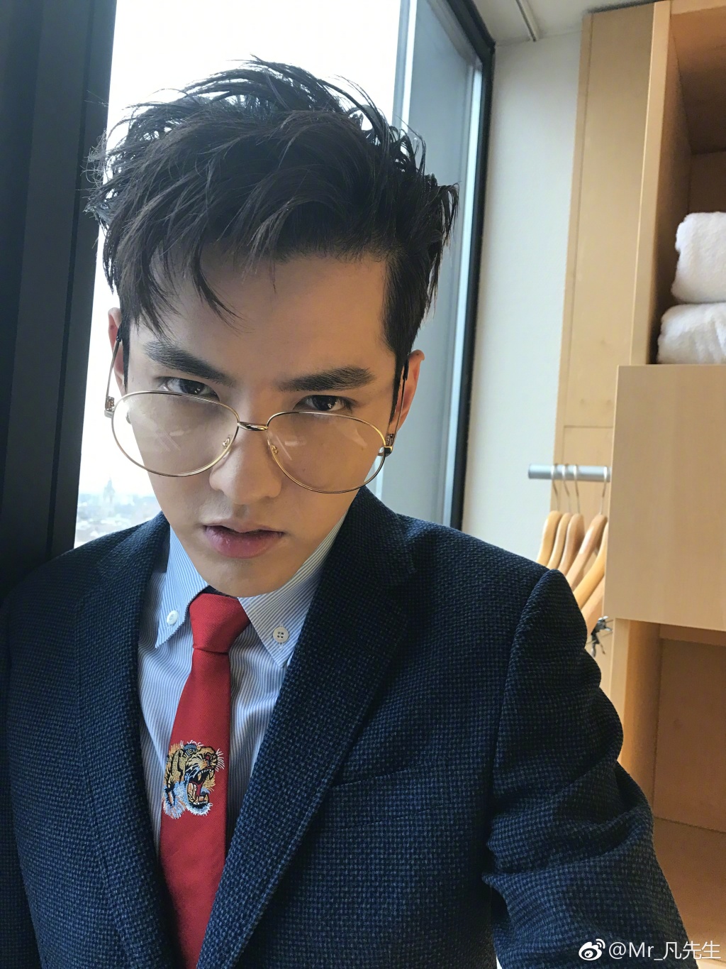 吳亦凡今日將出席高級(jí)珠寶會(huì)展，會(huì)以怎樣的造型示人呢？